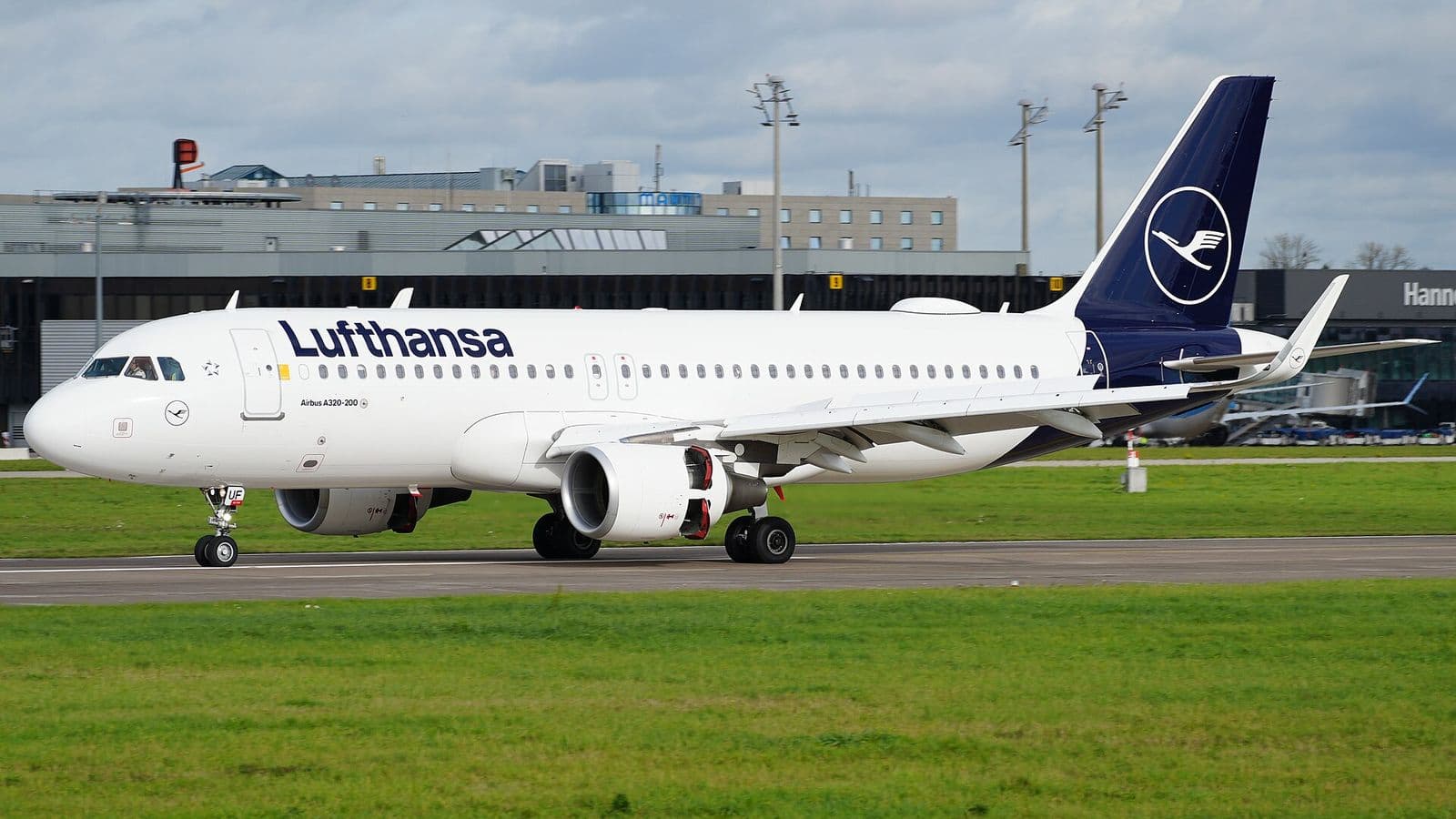 Lufthansa Airbus A320 taxiing