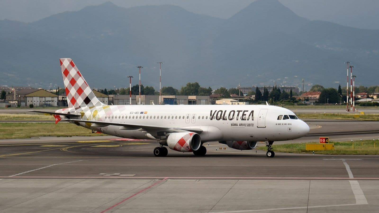 Volotea Airbus A320 taxiing
