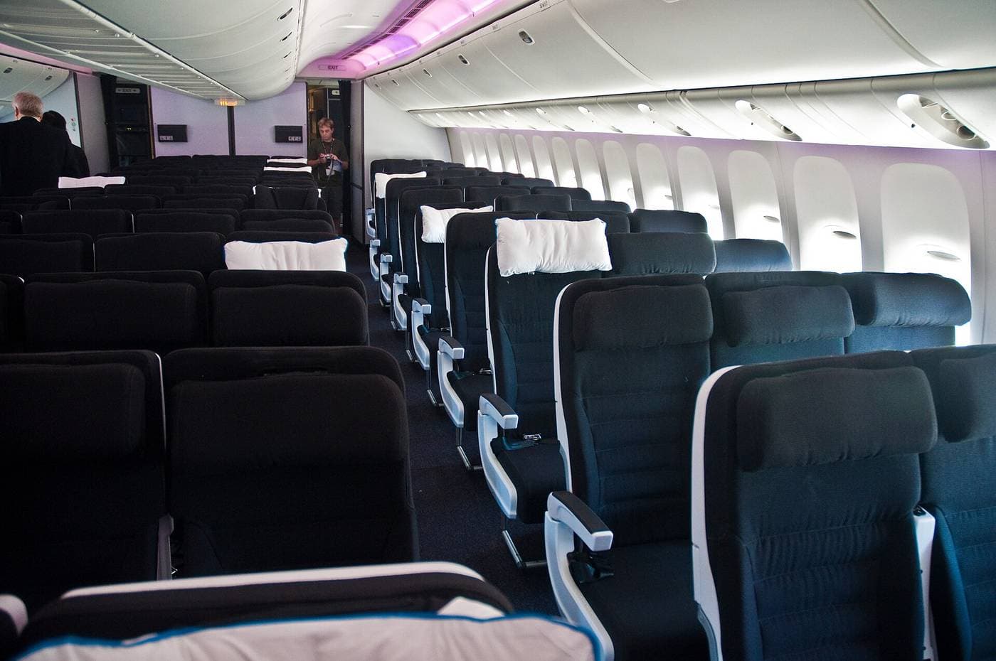 Cabine économie d'un avion de ligne, rangées de sièges